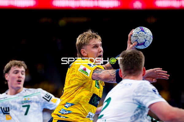 Edwin Aspenbäck (78; Rhein Neckar Löwen) wirft aufs Tor