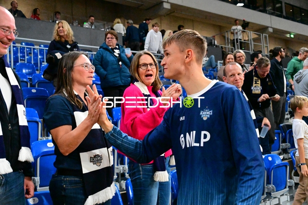 Niklas Würzner (2; MLP Academics Heidelberg) begrüßt Fans