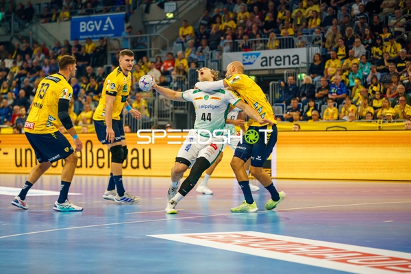 Halil Jaganjac (45; Rhein Neckar Löwen) verteidigt gegen Blaer Hinriksson (44; SC DHfK Leipzig)