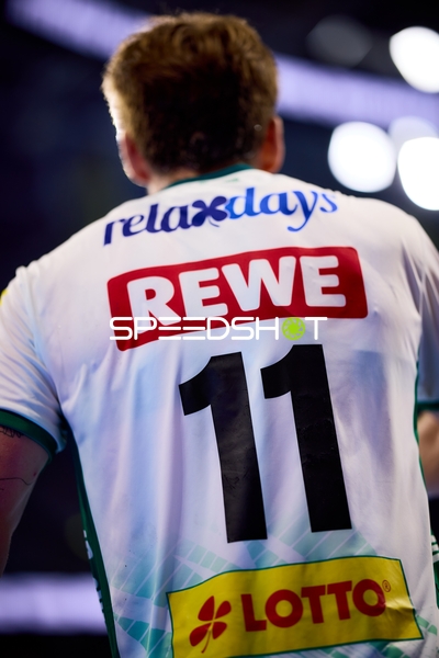 Lukas Binder (11; SC DHfK Leipzig) mit Ball in Aktion