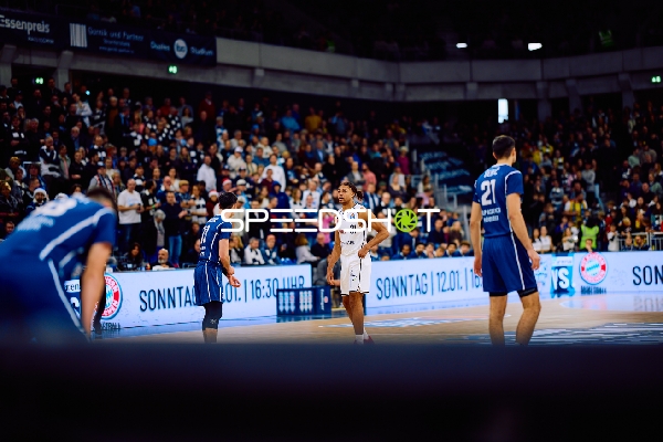 Spieler auf dem Spielfeld während einer Pause