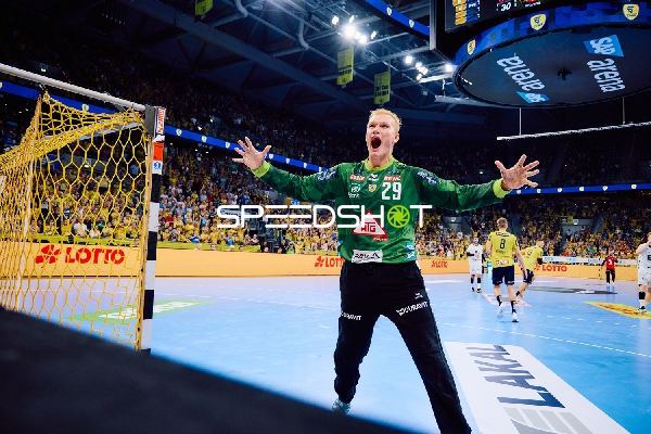 Torhüter feiert eine Abwehraktion