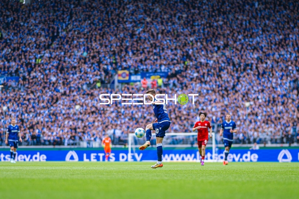 Marvin Wanitzek (10, Karlsruher SC) kontrolliert Ball