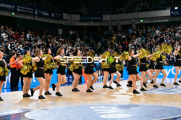 Cheerleader-Show im SNP Dome