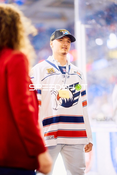 Adler Mannheim Spieler feiern Meisterschaft