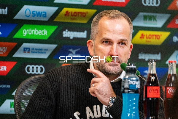 Trainer Manuel Baum bei Pressekonferenz