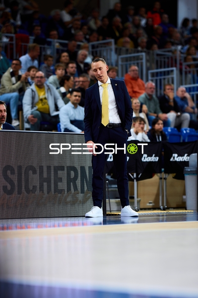 Headcoach von MHP Riesen Ludwigsburg an der Seitenlinie