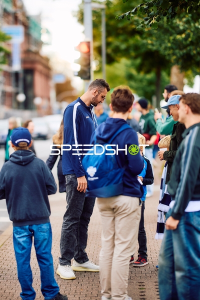 Person im Gespräch mit Fans