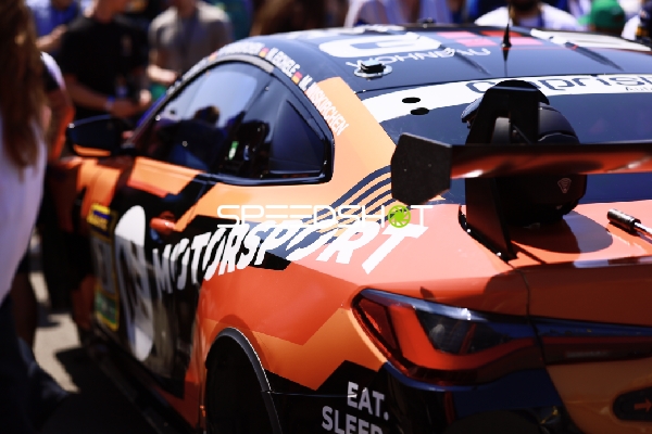 Rennfahrzeug in der Boxengasse