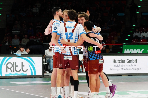 Spielszene mit Djordje Ilic (1; WWK Volleys Herrsching), Simon Gallas (24; WWK Volleys Herrsching) und Tobias Hosch (11; WWK Volleys Herrsching)