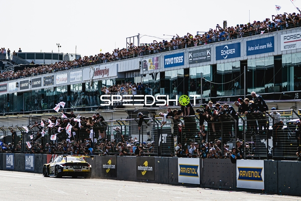 Rennfahrzeug in der Boxengasse