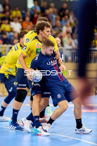 Spieler verteidigt mit Ball