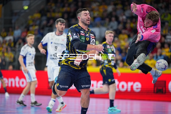 Jannik Kohlbacher (80; Rhein Neckar Löwen) mit Ball, Robin Haug (16; HSV Hamburg) verteidigt gegen Jacob Lassen (9; HSV Hamburg)