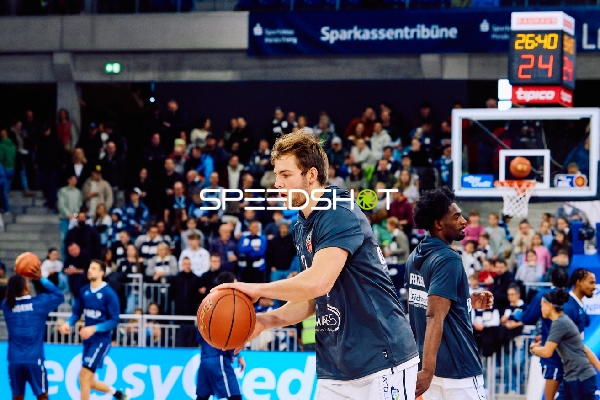 Warm-up der Spieler auf dem Spielfeld