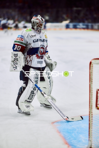 Jake Hildebrand wartet im Tor