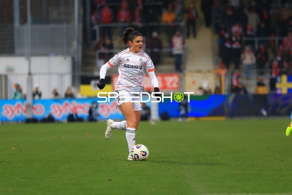Spielerin mit Ball