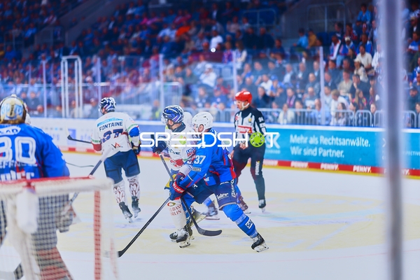 Puck-Kampf im DEL-Halbfinale