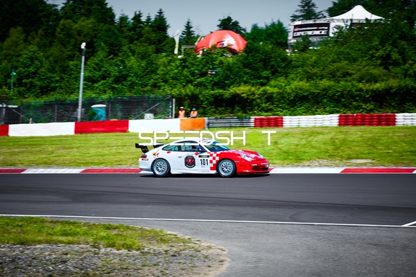 Rennfahrzeug auf der Rennstrecke