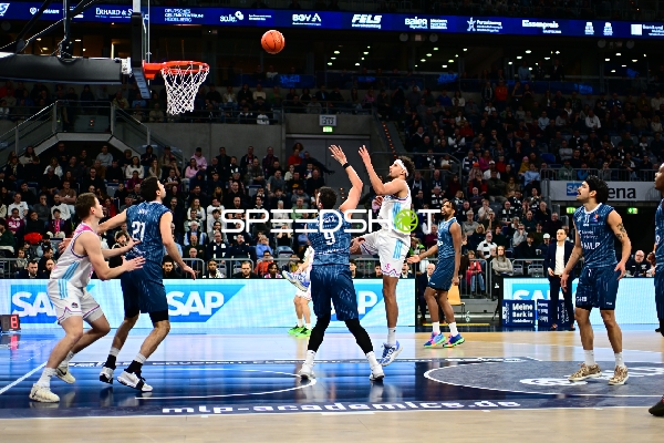 Spielaktion mit Erol Ersek (11; MLP Academics Heidelberg) und Jonathan Bahre (1; Telekom Baskets Bonn)