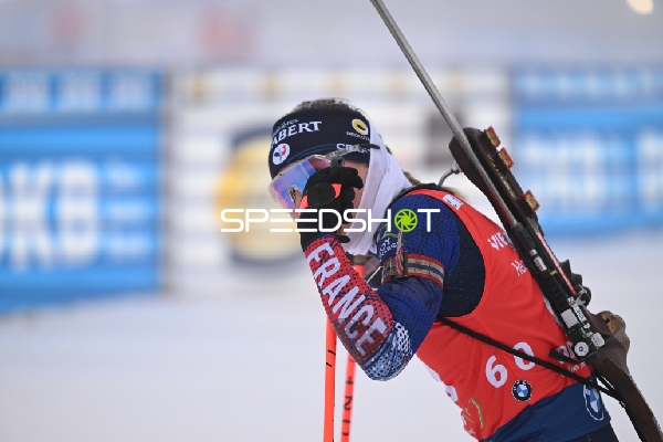 Oceane MICHELON Oceane MICHELON (60; Biathlon Frauen) fokussiert