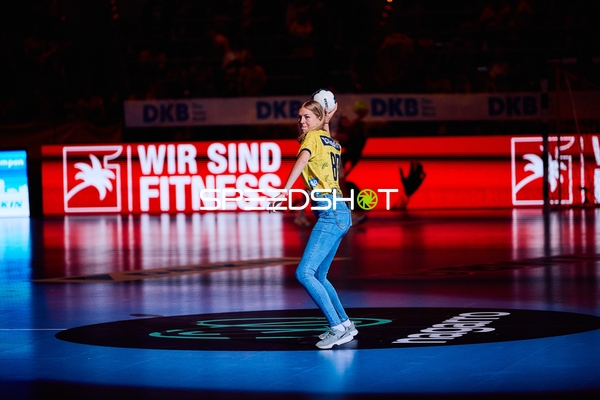 Tänzerin auf dem Spielfeld während einer Spielpause.