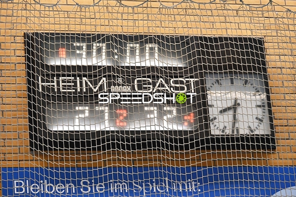 Anzeigetafel zeigt Punktestand im Handballspiel