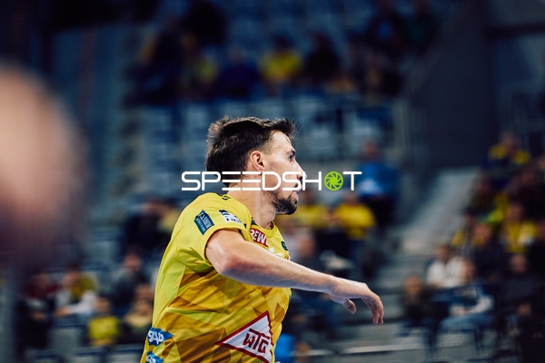 Ein Spieler der Rhein Neckar Löwen ist im Wurf.