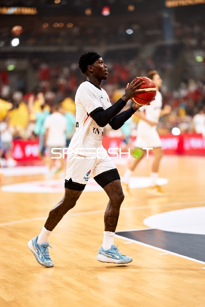Dennis Schröder (17; Deutschland) dribbelt Ball