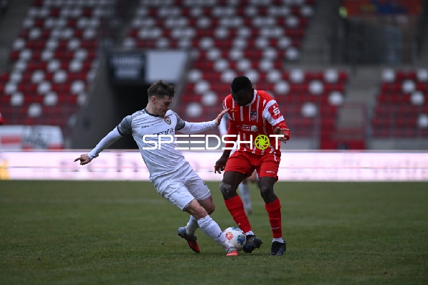 Zweikampf um den Ball