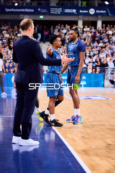 Osun Osunniyi (12; MLP Academics Heidelberg) und Eric Reed Jr. (43; MLP Academics Heidelberg) in Aktion