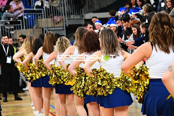 Cheerleader mit Pompons