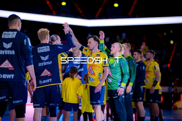 Patrick Groetzki (24, Rhein Neckar Löwen) begrüßt Spieler