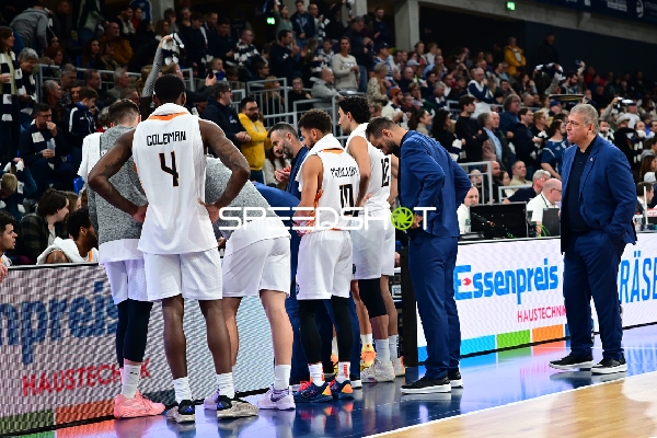 Timeout mit Nikos Arvanitis (998; Promitheas Patras Vikos Cola) und Rob Gray (32; Promitheas Patras Vikos Cola)