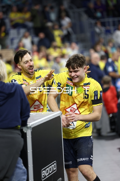 Spieler feiern nach dem Spiel