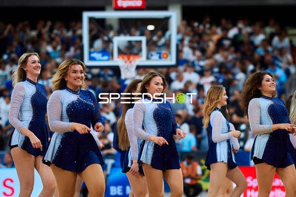 Cheerleader tanzen auf Court
