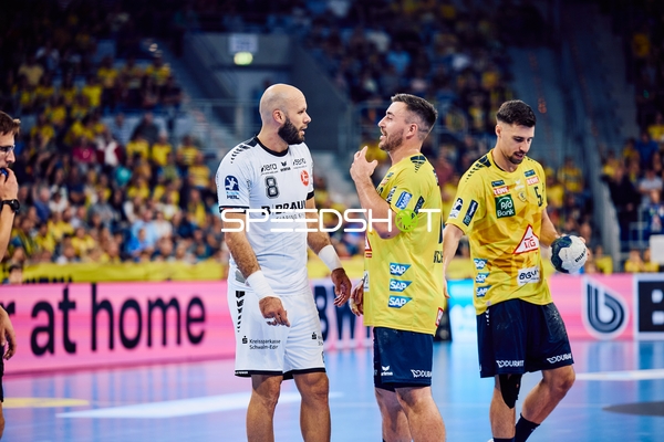 Diskussion zwischen Spielern von Rhein Neckar Löwen und MT Melsungen