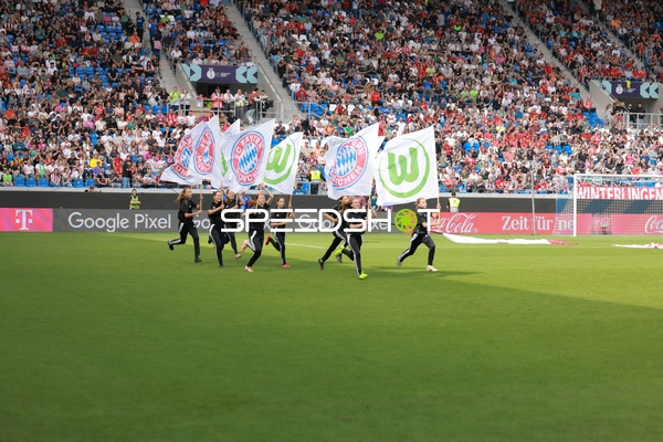 Flaggenlauf vor Spielbeginn