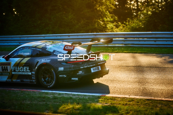 Fahrzeug mit Startnummer 644 auf der Rennstrecke