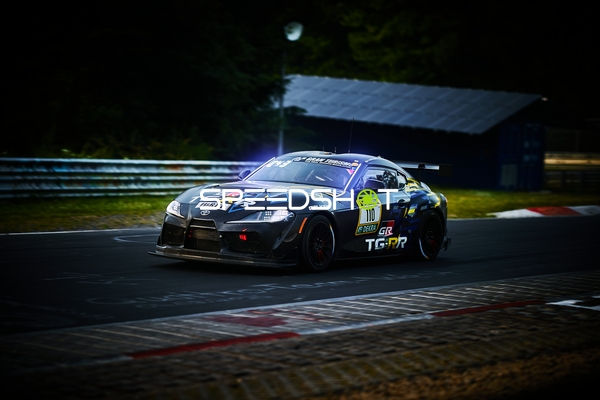 Rennfahrzeug auf der Rennstrecke