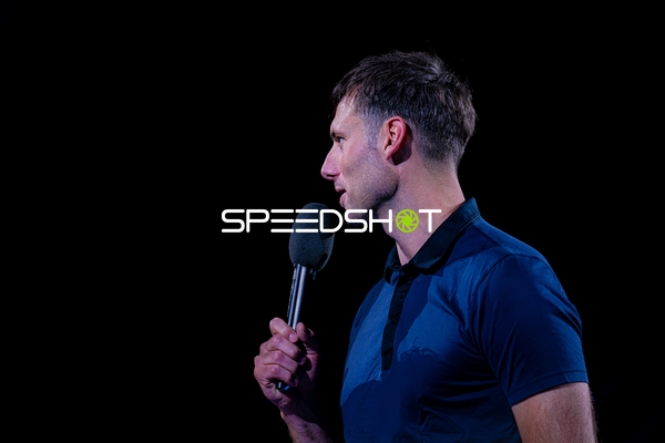 Offizielle Person mit Mikrofon