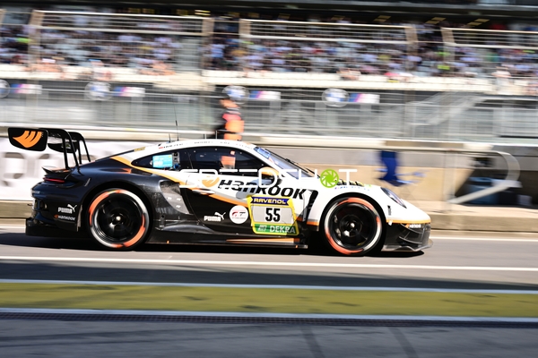 Rennfahrzeug in der Boxengasse