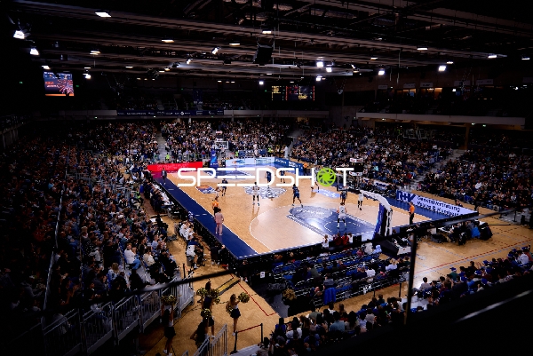 Spielaktion mit Spielern von Basketball Löwen Braunschweig und MLP Academics Heidelberg