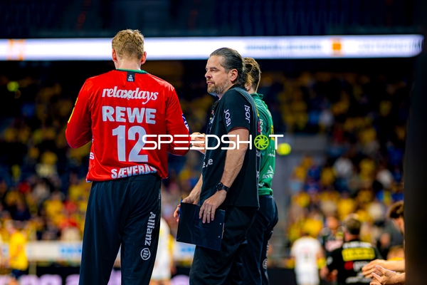 Kristian Sæverås (12, SC DHfK Leipzig) mit Trainerbesprechung