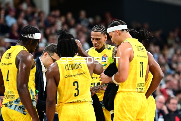 Szene mit Michale Kyser (12; EWE Baskets Oldenburg) und Teamkollegen