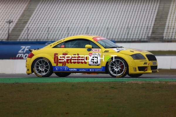 Rennwagen fährt mit hoher Geschwindigkeit