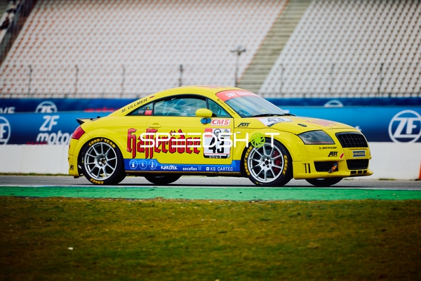 Gelber Sportwagen auf der Rennstrecke