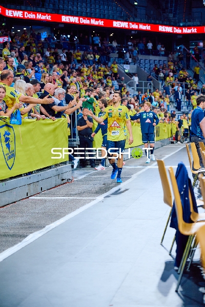 Spieler der Rhein Neckar Löwen gibt den Fans High-Fives.