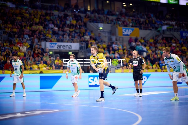 1. Handball-Bundesliga: Tim Nothdurft (8; Rhein Neckar Löwen) gegen Ahmed Khairy (17; SC DHfK Leipzig) und Team