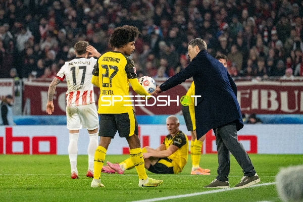 Spieler mit Ball und Trainer