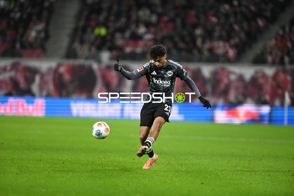 Schuss von Nathaniel Brown (21; Eintracht Frankfurt)